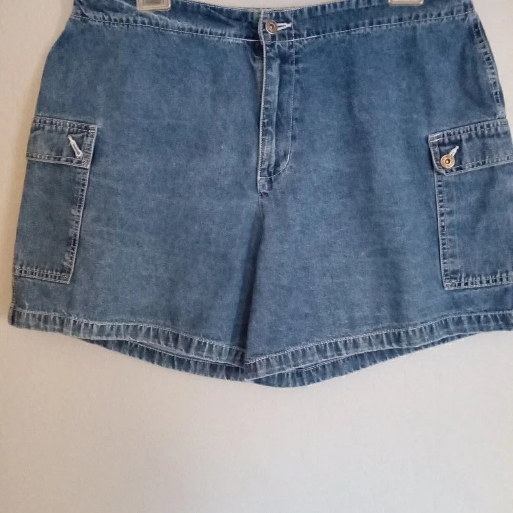 WOMEN'S ROUTE 66 PLUS SIZE MEDIUN WASH DENIM SHORTS. SIZE 22W